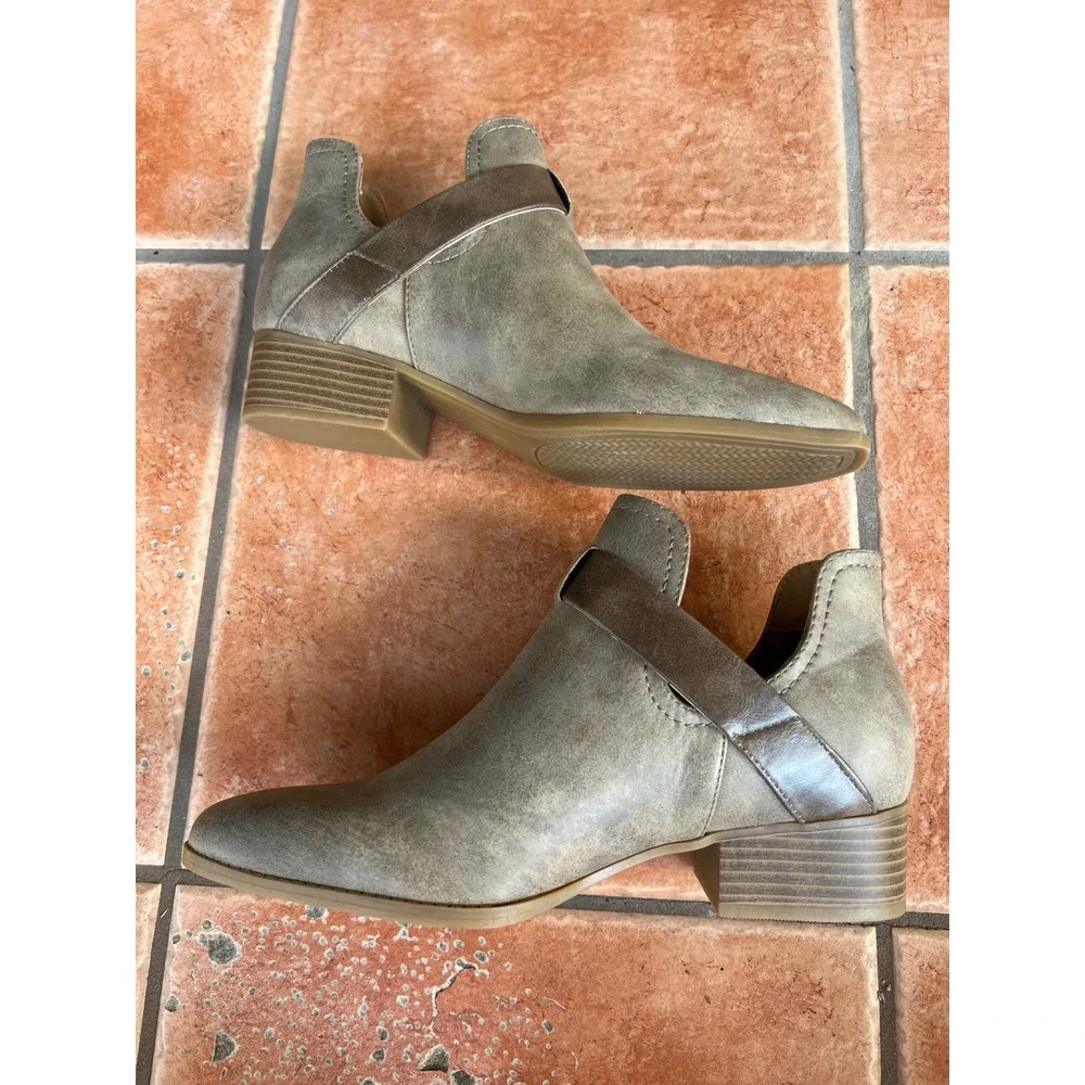 Wonderly Brown Taupe Booties Buckle Cut Out Block Heel Maeve Ankle Boots Sz 8.5M - Picture 3 of 9